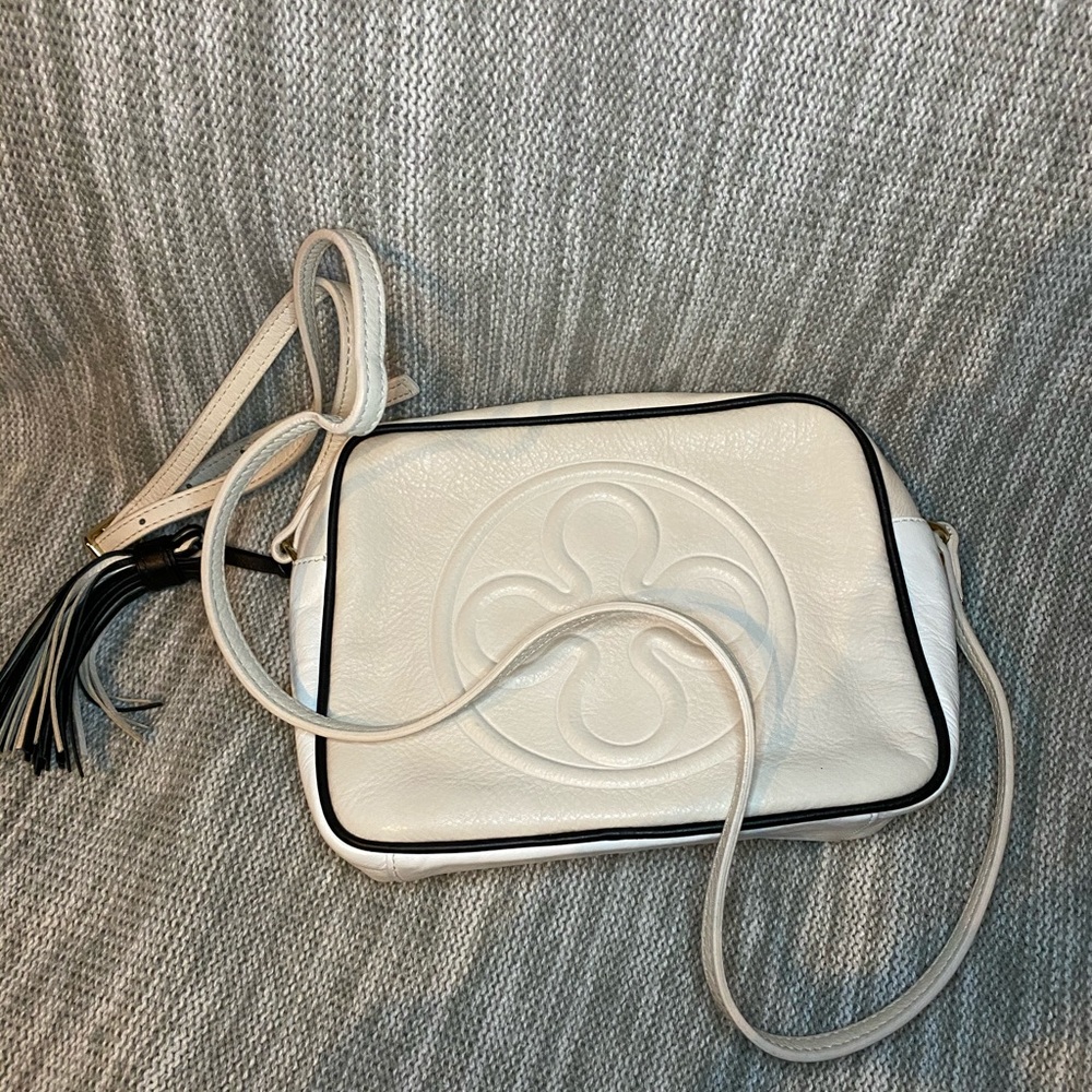 Classic White Venezia Crossbody 💕